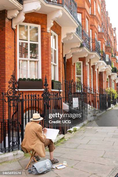 Artist drawing on Cadogan Square, Chelsea, London, England, UK.