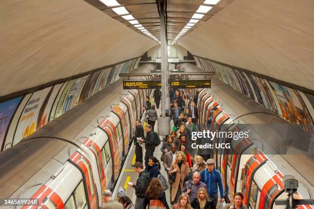 Rush hour at Clapham Common underground station on the Northern Line, London, England, UK.