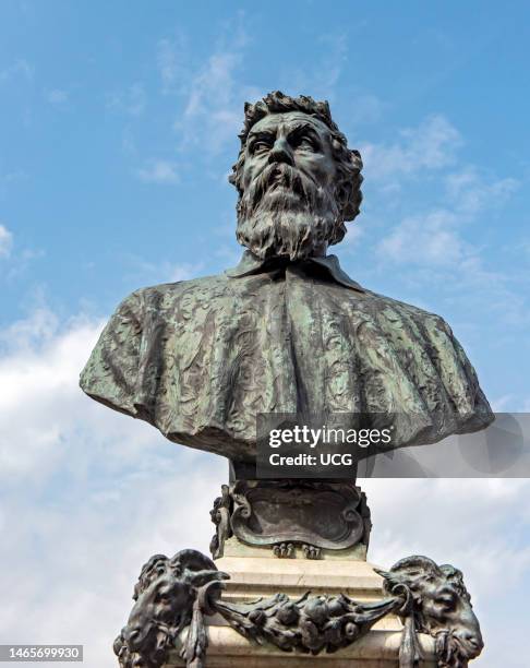 Bust Statue of Goldsmith Benvenuto Cellini, Ponte Vecchio, Florence, Italy.