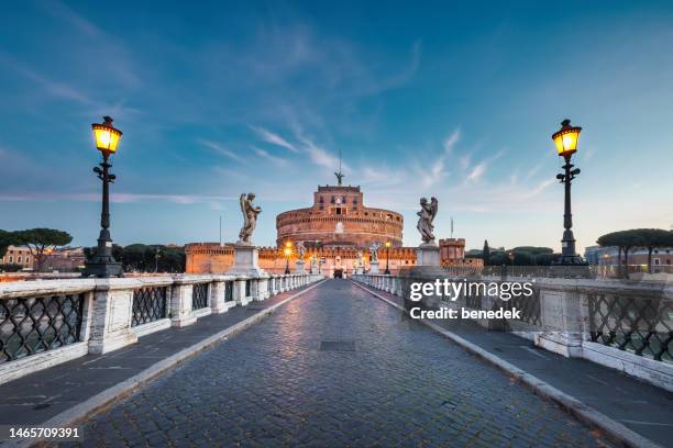 ponte castel sant angelo rome italie nuit - rome photos et images de collection