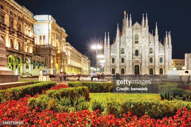 catedral del duomo de milán italia noche - catedral de milán fotografías e imágenes de stock