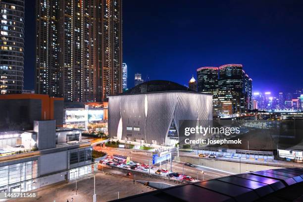 chinese opera(xiqu centre) at night in hong kong - corte transversal imagens e fotografias de stock