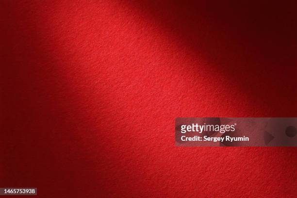 red felt with lighting - roter hintergrund stock-fotos und bilder