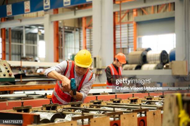 engineer under inspection and checking production process on factory station. - wiederaufladbare batterie stock-fotos und bilder