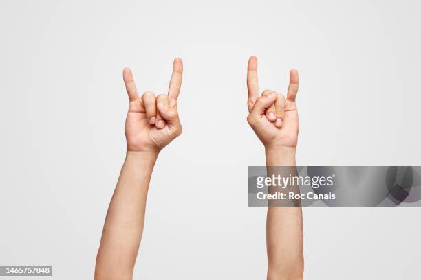 rock & roll hand symbol - handgebaar stockfoto's en -beelden