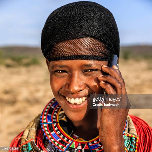 niña africana de tribu samburu mediante teléfono móvil, kenia, áfrica - a beautiful masai woman fotografías e imágenes de stock