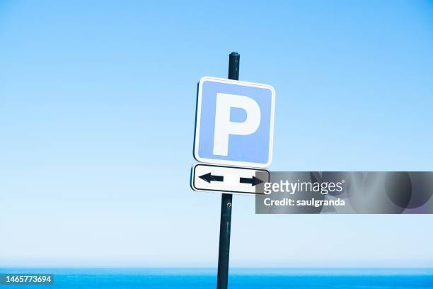 parking sign against the sea and clear sky - p stock-fotos und bilder