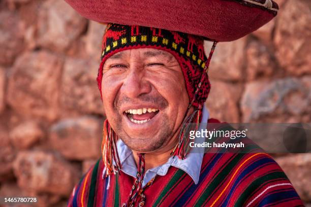 porträt des peruanischen mannes, heiliges tal - quechua stock-fotos und bilder