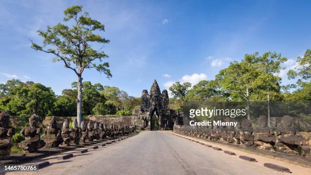 camboya angkor wat south gate tonle om panorama - angkor thom fotografías e imágenes de stock