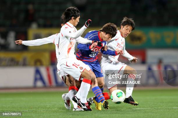Masahiro Kaneko of Ventforet Kofu competes for the ball against Yoshizumi Ogawa, Taishi Taguchi and Yuki Honda of Nagoya Grampus during the J.League...