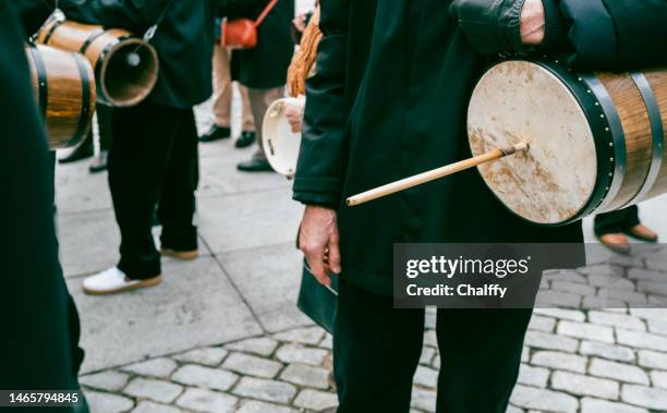 zambomba festival in madrid - tambourine 個照片及圖片檔