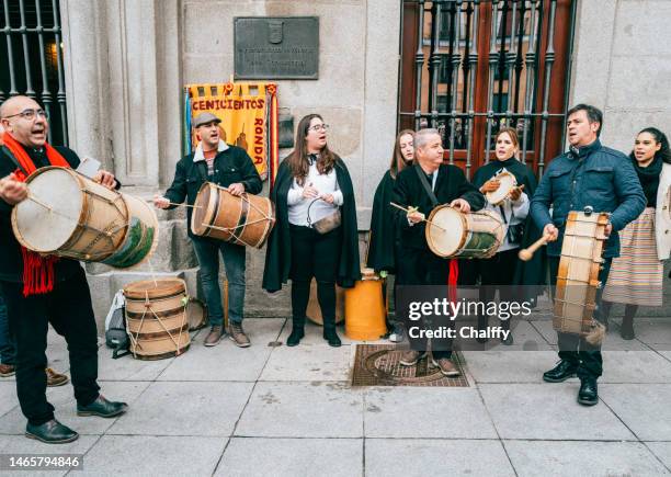 zambomba festival in madrid - villancicos fotografías e imágenes de stock