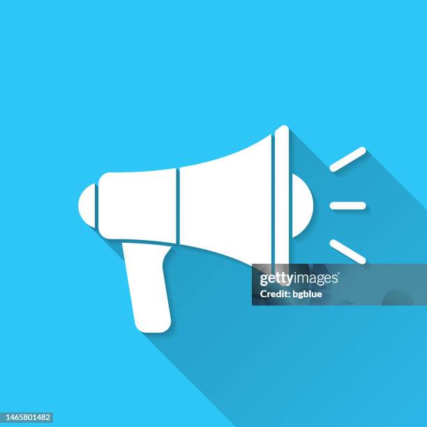 ilustraciones, imágenes clip art, dibujos animados e iconos de stock de megáfono. icono sobre fondo azul - diseño plano con sombra larga - sombra larga sombra
