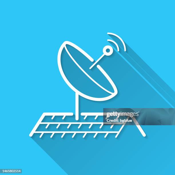 satellitenschüssel auf dem dach. symbol auf blauem hintergrund - flaches design mit langem schatten - fernsehantenne stock-grafiken, -clipart, -cartoons und -symbole