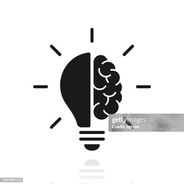 ilustraciones, imágenes clip art, dibujos animados e iconos de stock de media bombilla y cerebro. icono con reflejo sobre fondo blanco - foco técnica de imágenes