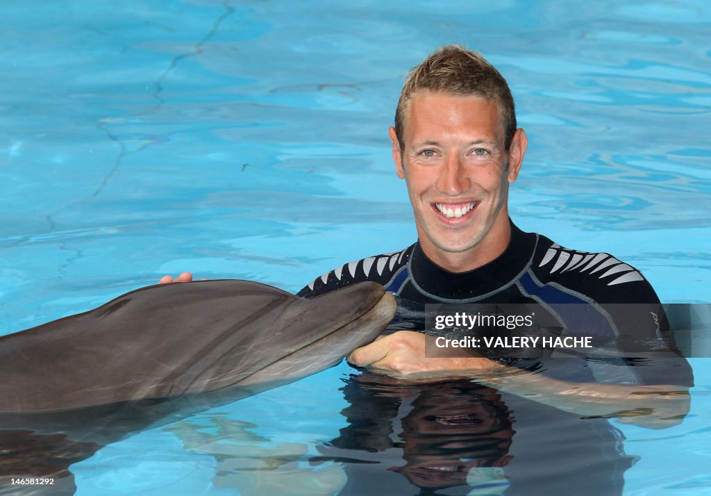 OLY-2012-FRANCE-SWIMMING-BERNARD-DOLPHINS