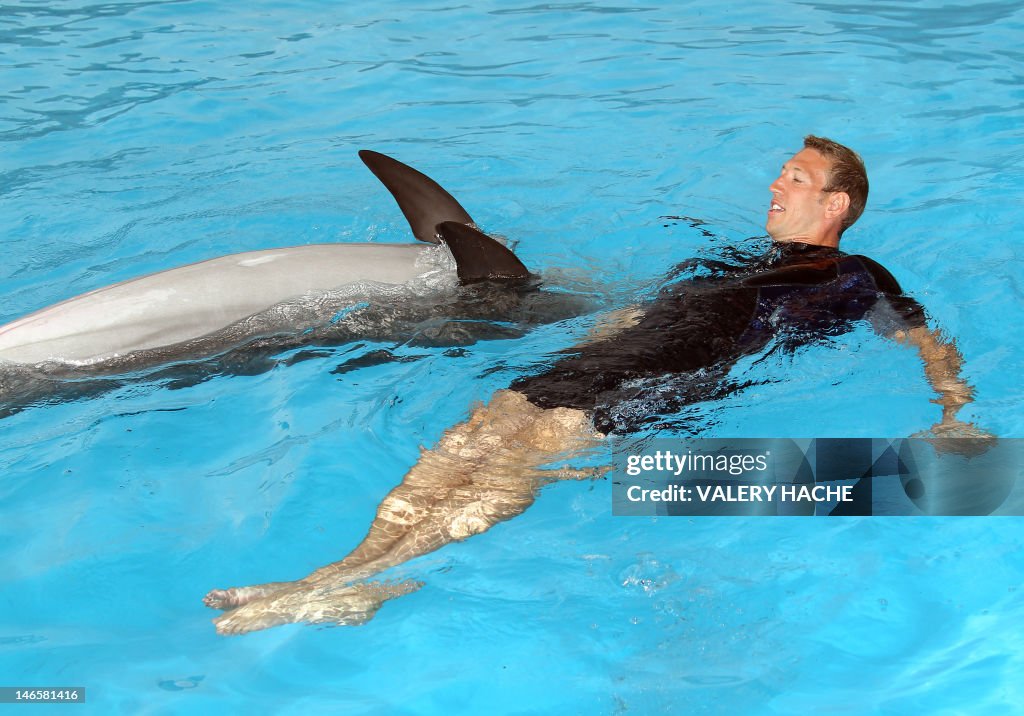 OLY-2012-FRANCE-SWIMMING-BERNARD-DOLPHINS