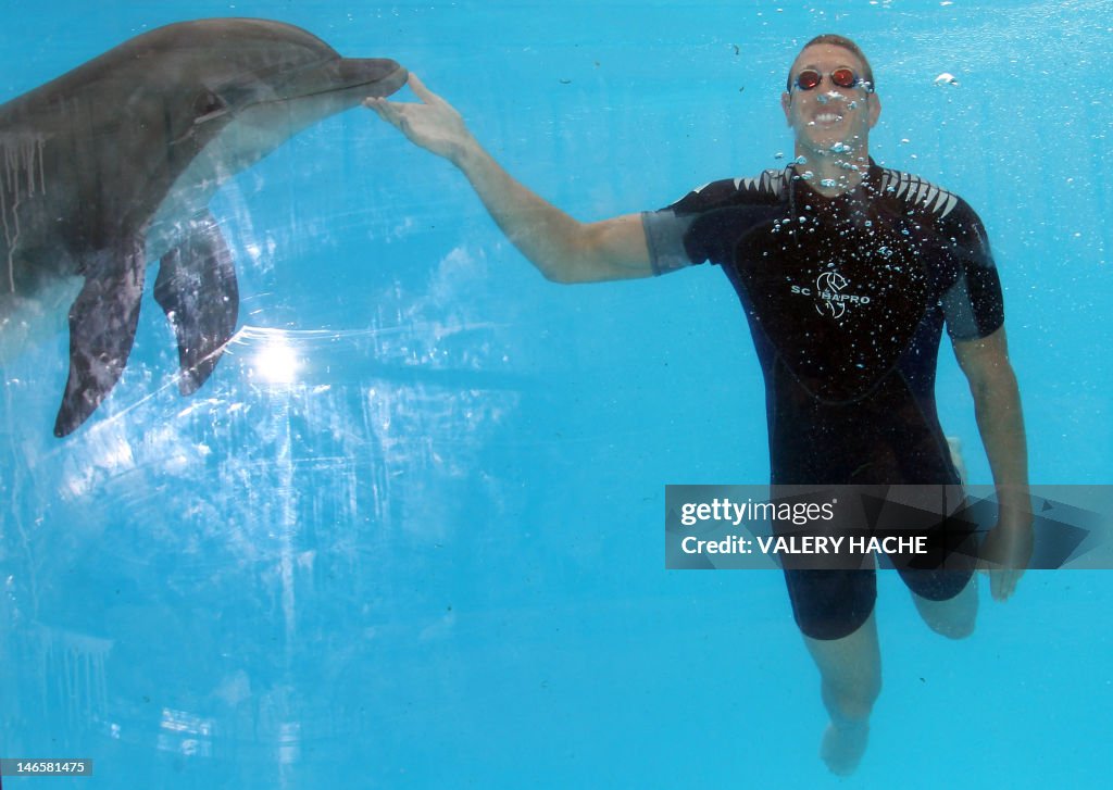 OLY-2012-FRANCE-SWIMMING-BERNARD-DOLPHINS