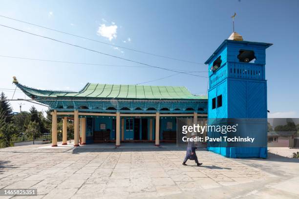 dungan mosque - vibrantly colored mosque built in a chinese style in 1910, karakol, kyrgyzstan. 2019 - ouïgour photos et images de collection