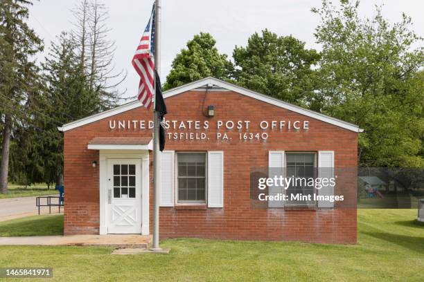 rural us post office building, with an american flag flying - oficina de correos fotografías e imágenes de stock