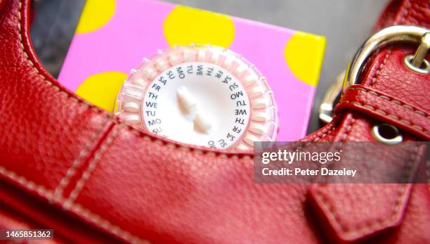 hrt pills in handbag - hrt pill stockfoto's en -beelden