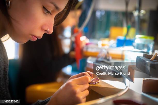 woman jeweller working - juwelier stockfoto's en -beelden