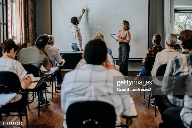 lehrerin unterrichtet mathematik - mathematische funktion stock-fotos und bilder