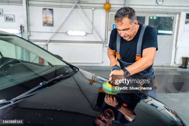 coche negro pulido - cambiar de color fotografías e imágenes de stock