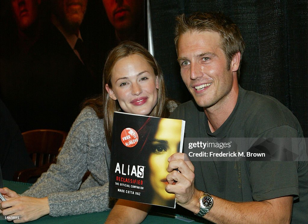 Jennifer Garner and Michael Vartan at Alias Declassified Book Signing Event