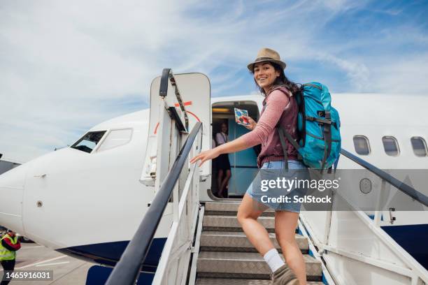 the way to the plane - tourist stockfoto's en -beelden