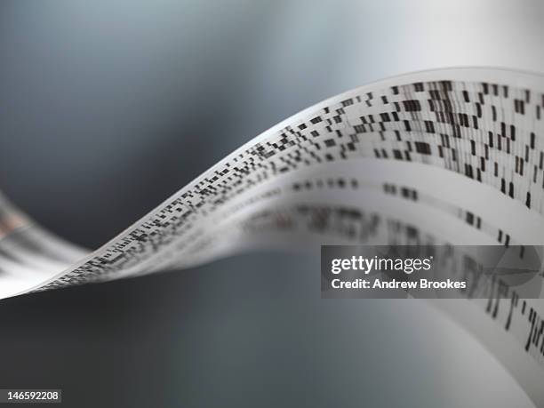 dna base sequence in autoradiogram - secuenciación de polímeros fotografías e imágenes de stock