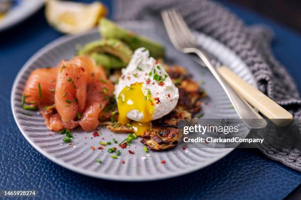 latke con huevo escalfado y salmón ahumado - dill fotografías e imágenes de stock