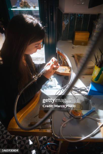 woman jeweller working - diamond jeweller stock pictures, royalty-free photos & images