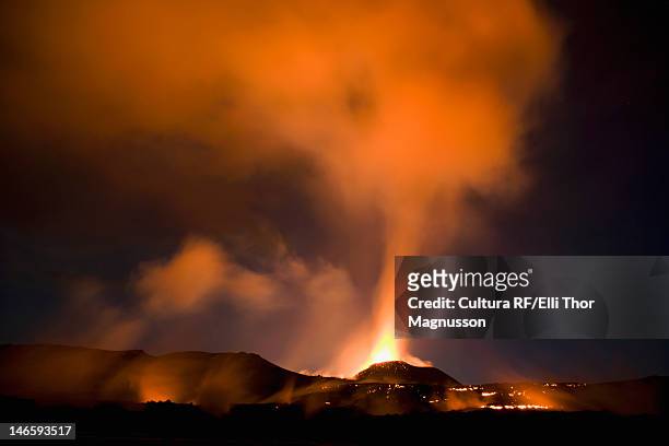 fimmvorduhals erupting at night - fimmvorduhals volcano stock pictures, royalty-free photos & images