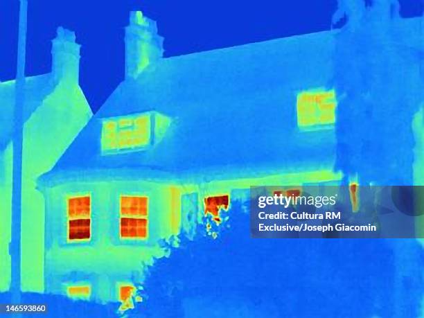 thermal image of building by urban park - wärmebild stock-fotos und bilder