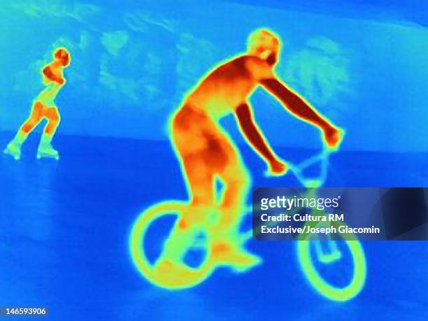 thermal image of people on bicycle and skates - thermal imaging imagens e fotografias de stock