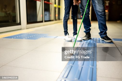 Seção baixa de um pai cego e uma filha em uma estação de metrô Seção baixa de um pai cego e uma filha em uma estação de metrô