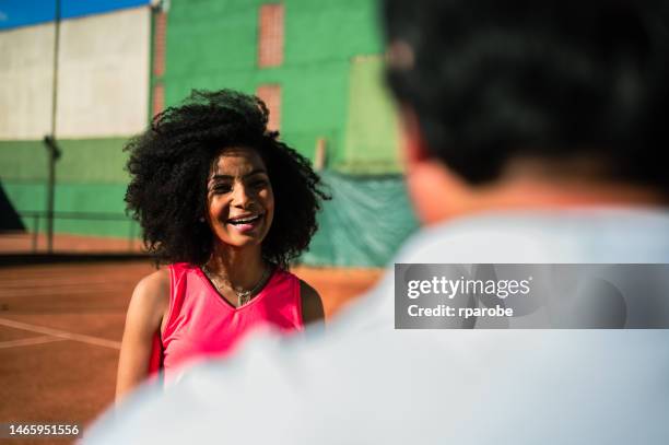 coach talking to female tennis player - atividade stock pictures, royalty-free photos & images