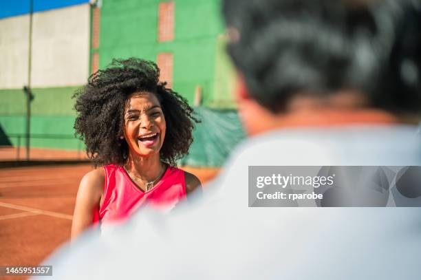 coach talking to female tennis player - atividade stock pictures, royalty-free photos & images