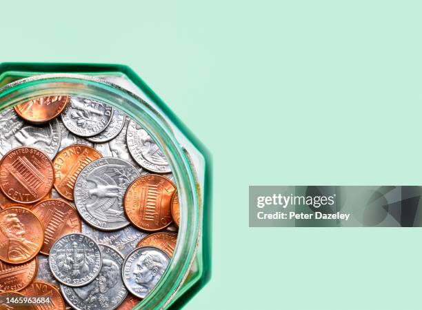 us coins in jar - tip jar fotografías e imágenes de stock