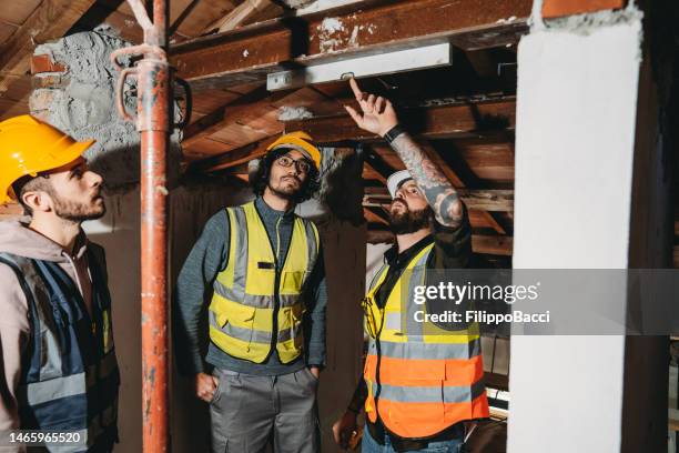 trade school lesson on a construction site - apprentice builder stock pictures, royalty-free photos & images