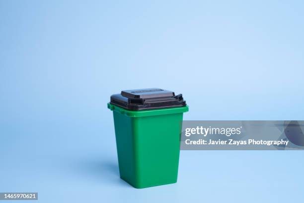 green color recycling garbage bin - behållare för farligt avfall bildbanksfoton och bilder