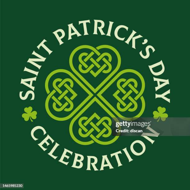 st. patrick day mit vierblättrigem kleeblattsymbol auf grünem hintergrund. - keltischer stil stock-grafiken, -clipart, -cartoons und -symbole