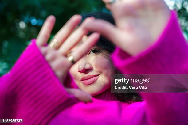 portrait of unrecognizable young woman portrait with pink clothes in nature background - varierande växtfärg bildbanksfoton och bilder