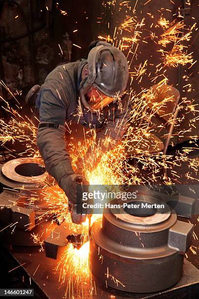 deburrer at foundry - indústria metalúrgica - fotografias e filmes do acervo