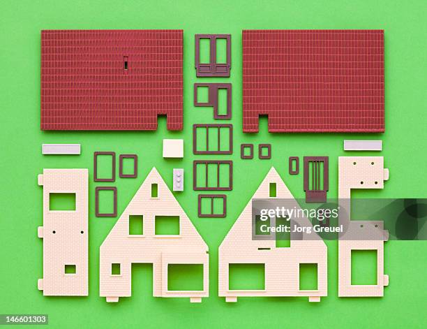 plastic house model building kit - dollhouse stockfoto's en -beelden