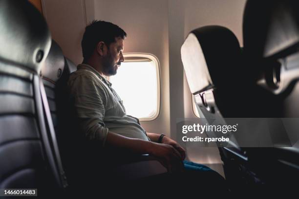 tourist in plane - commercieel vliegtuig deur stockfoto's en -beelden