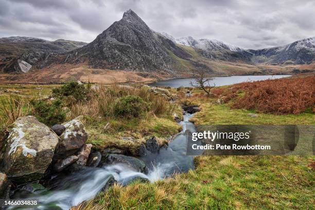 tryfan mountain range with snow - snowfall stock pictures, royalty-free photos & images