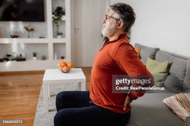 debería estirar más a menudo - estirándose fotografías e imágenes de stock