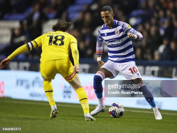 Thomas Ince of Reading runs with the ball whilst under pressure from Ollie Rathbone of Rotherham United during the Sky Bet Championship match between...